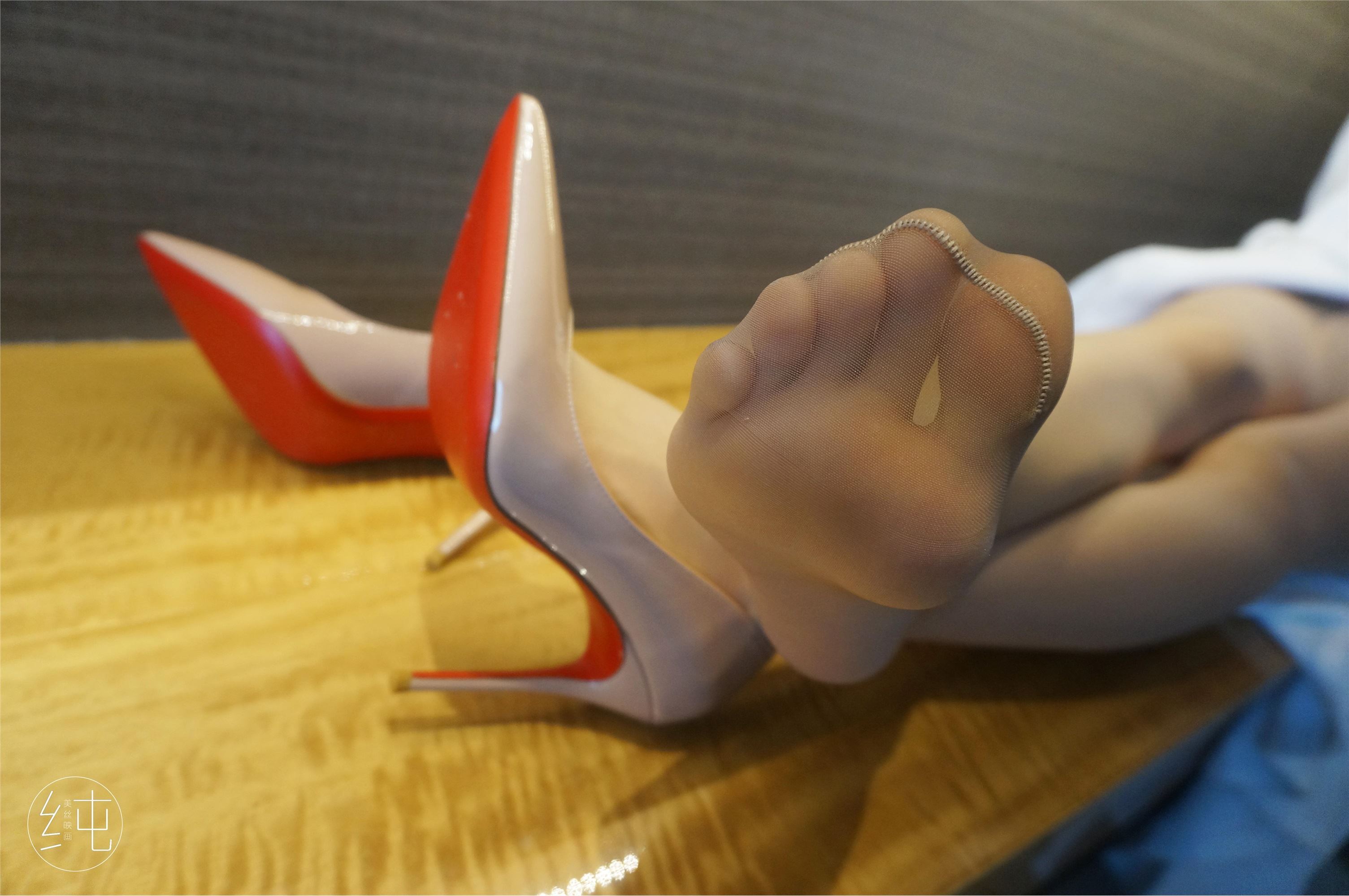 美丝映画 Vol.002 小姐姐酒店浴袍肉丝1